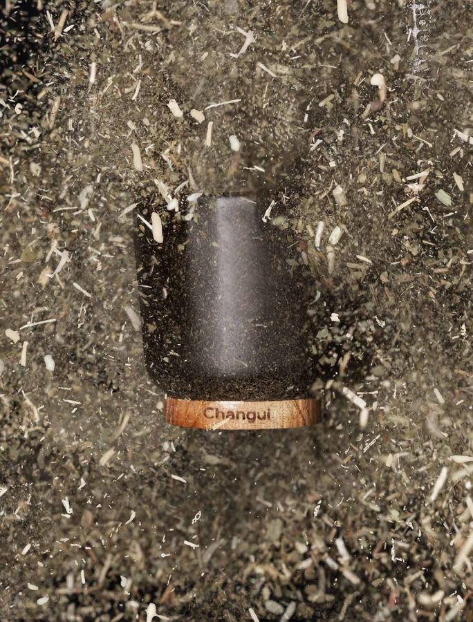 Mate Changüi cayendo sobre descarte de yerba